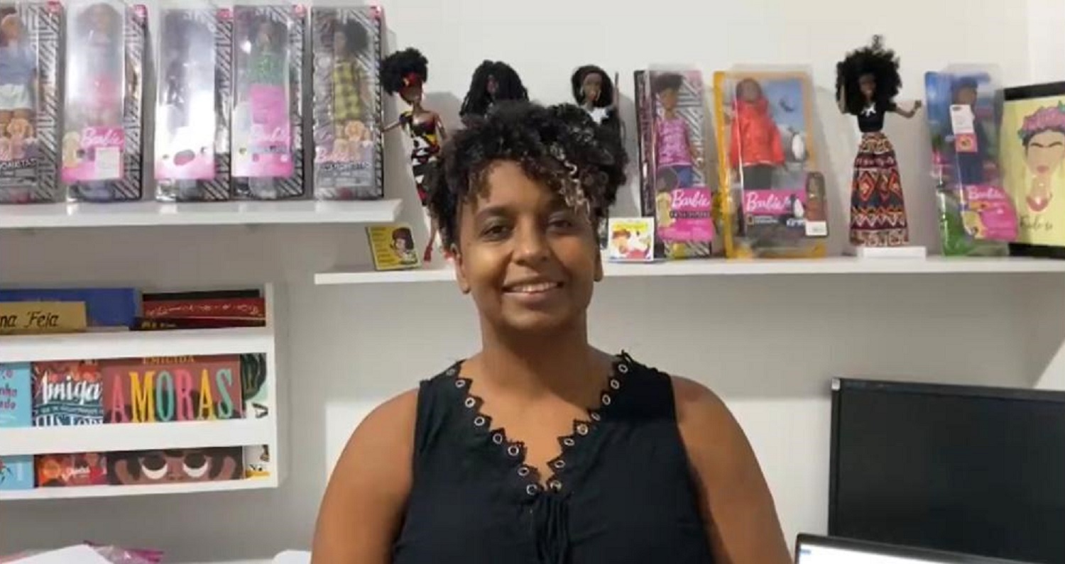 A psicóloga do Codap Helma Cardoso orienta o Clube de Leitura Marielle Franco